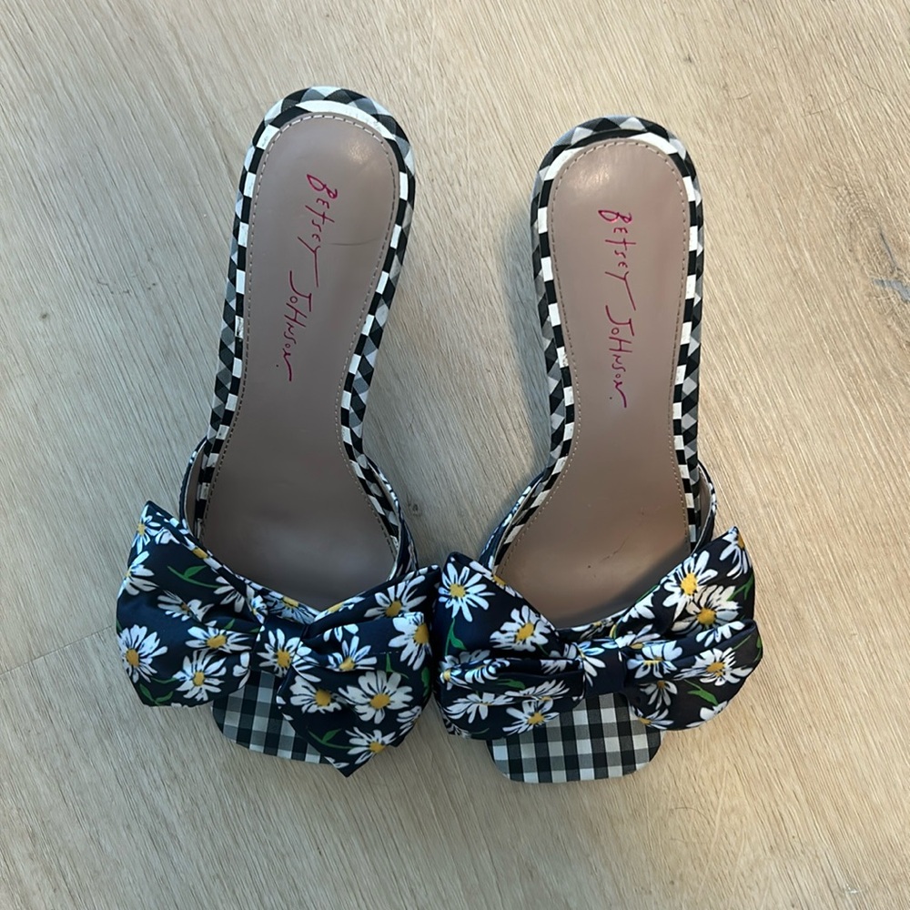 Betsey Johnson Gingham Daisy Pumps w Bow